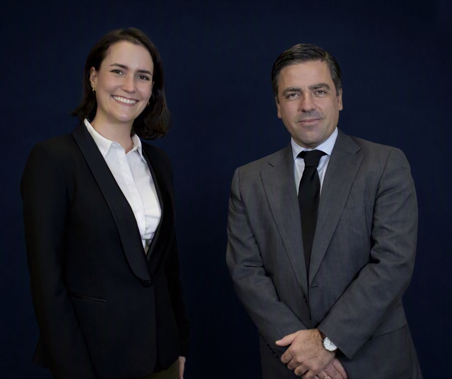 Alberto Vidal Castañón y Stéphanie Rivera Vallvé en el despacho